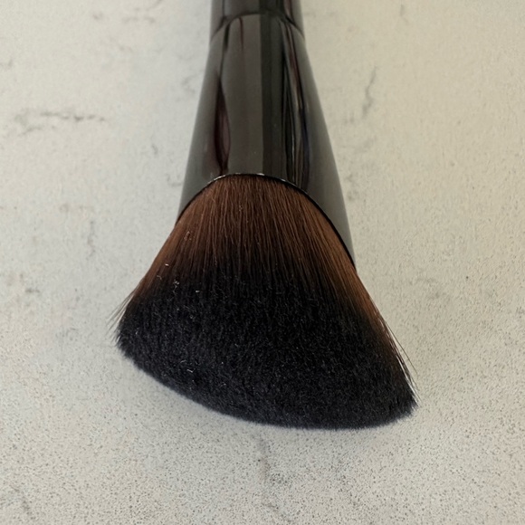 Laura Mercier Real Flawless Foundation Brush - Picture 6 of 6